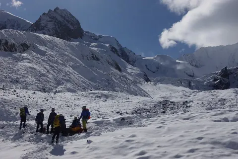 夢想山行團隊在雪山與冰川之間同行
